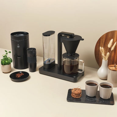 https://www.bestcoffee.guide/cdn/shop/products/coffeemaker-performance-wspl-3b_coffeegrinder-uniform-wsfb-100b-in-stylish-kitchen_square_384x384.jpg?v=1657707555